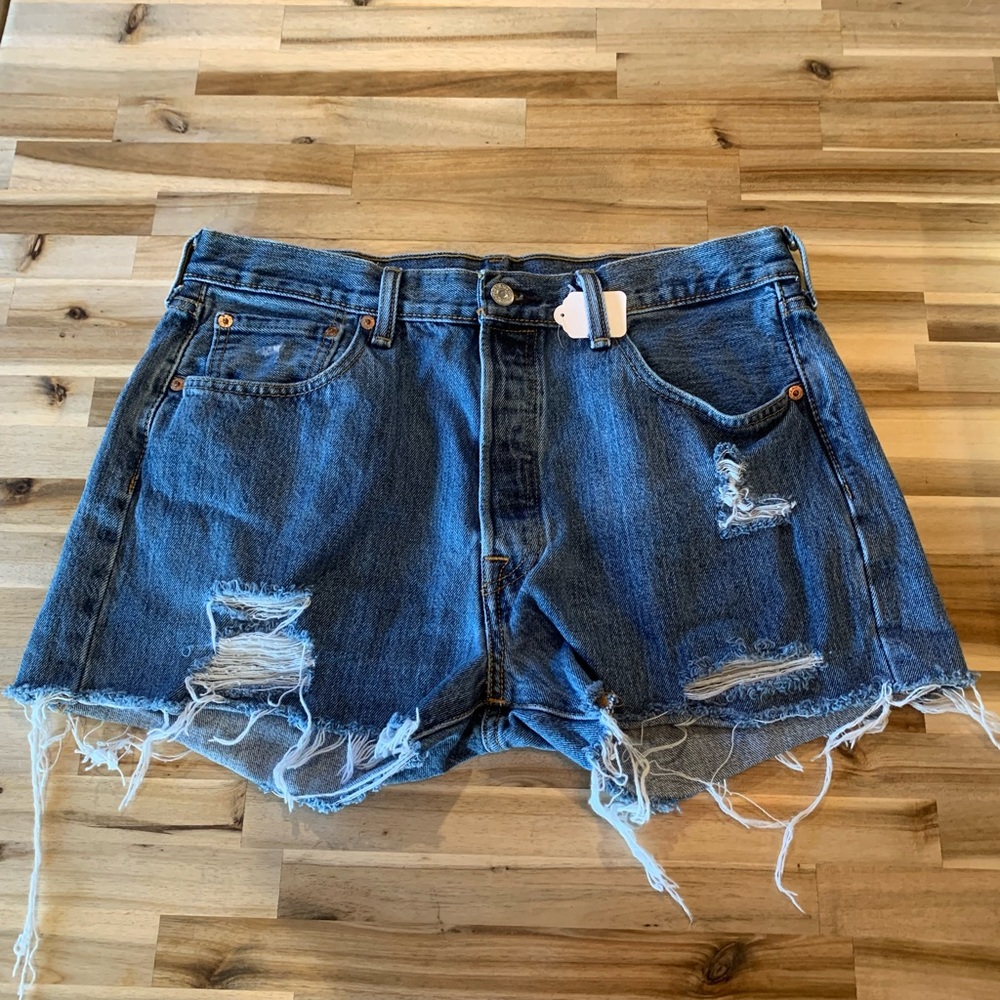medium wash, levi shorts